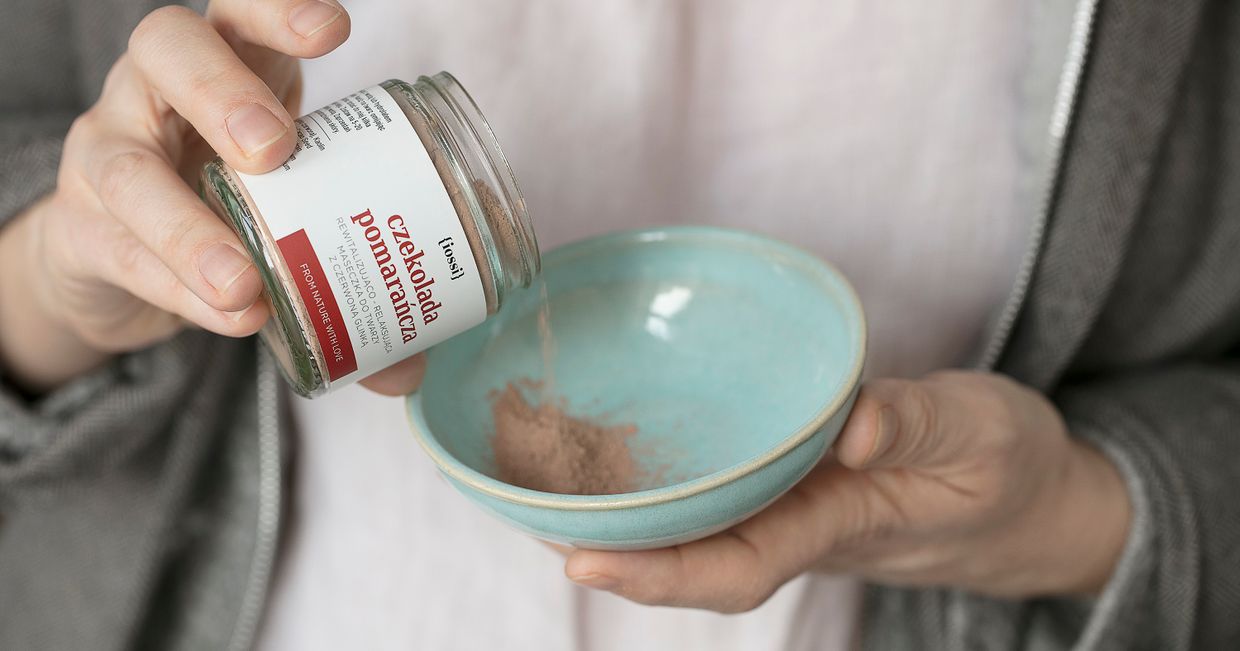 Maseczka czekoladowa iossi w proszku, wsypywana do niebieskiej miseczki