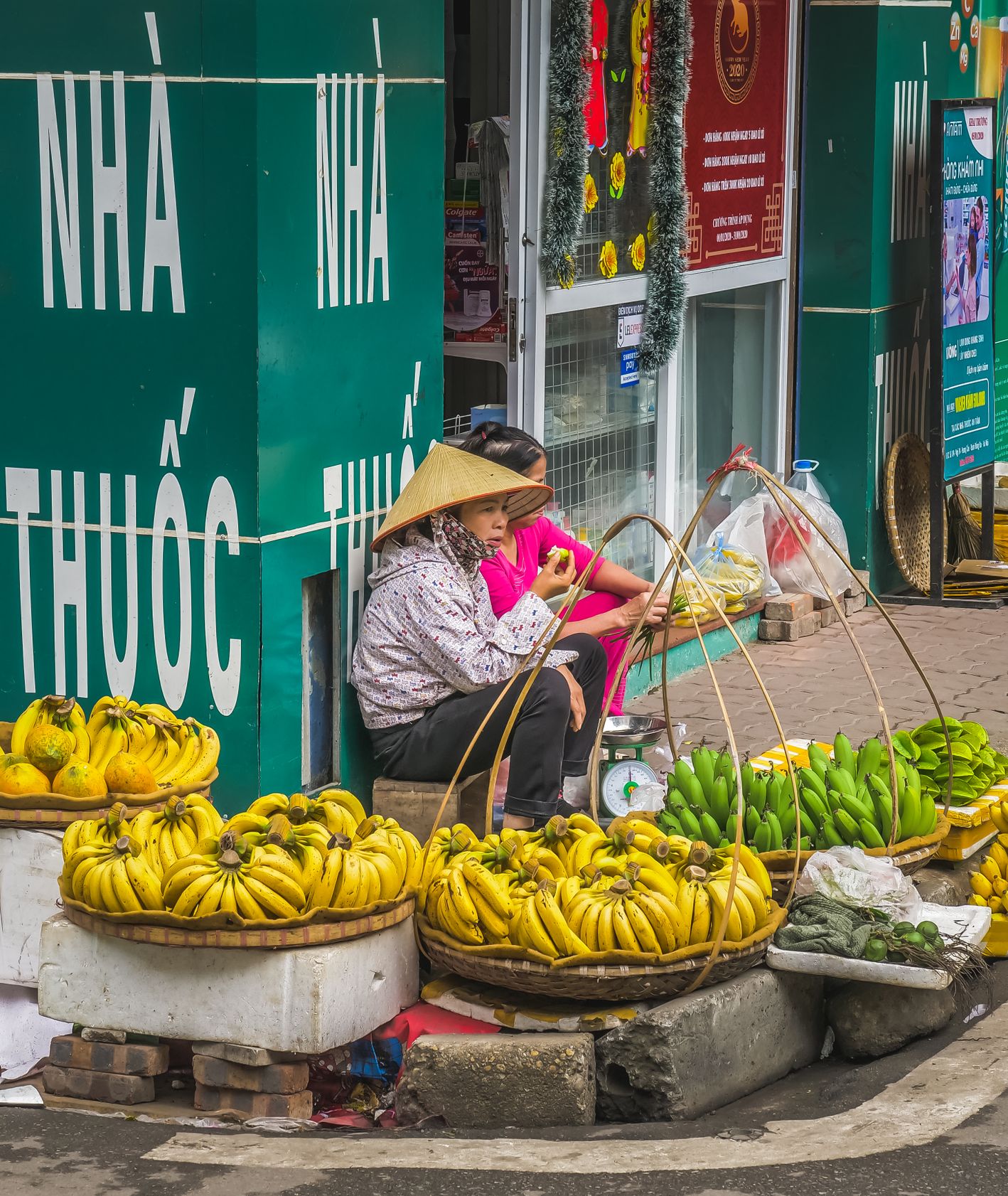 Kobieta sprzedająca owoce przy ulicy (fot. Bartek Zwiefka)