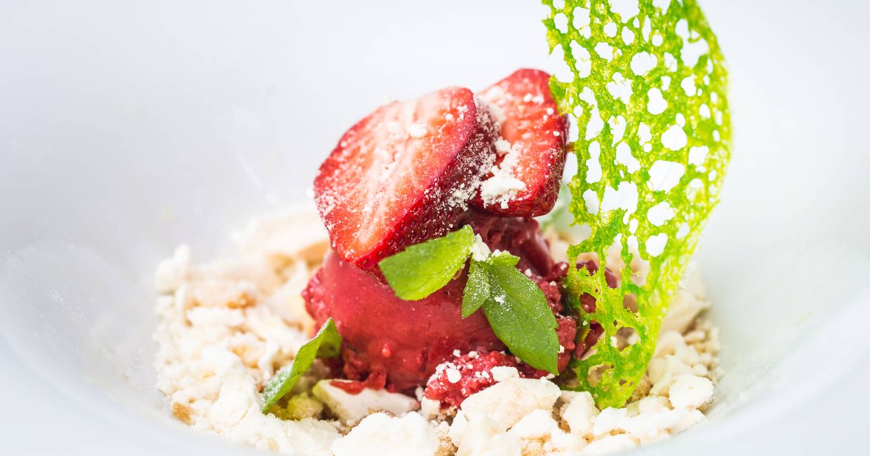 Sorbet truskawkowo-miętowy z bezą i limonką z menu restauracji Filharmonia