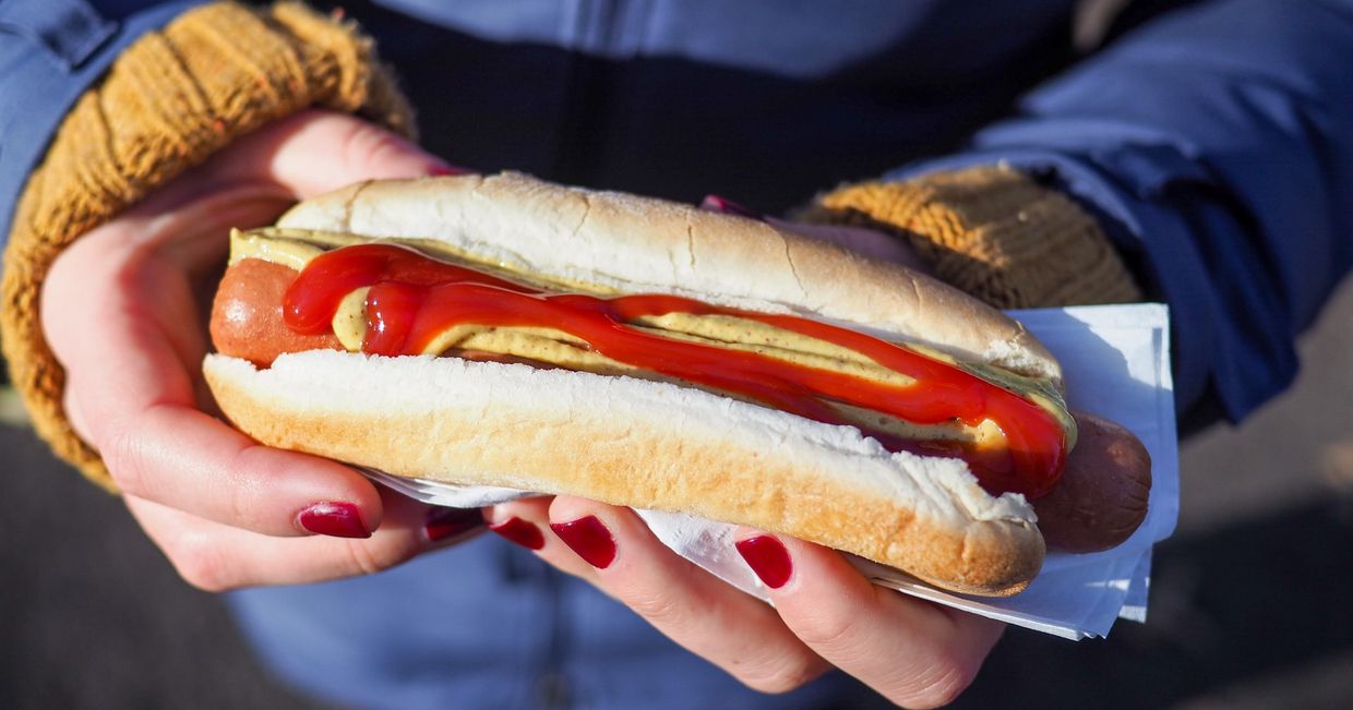 Hot-dog z musztardą i keczupem (fot. Peter Secan / unsplash.com)