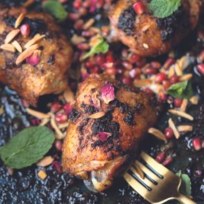 Soczyste, chrupiące udka kurczaka z wodą różaną, migdałami i pestkami granatu