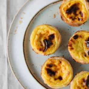 pasteles de nata, pastele, portugalskie słodycze, tarta budyniowa, ciasto francuskie, prosty deser