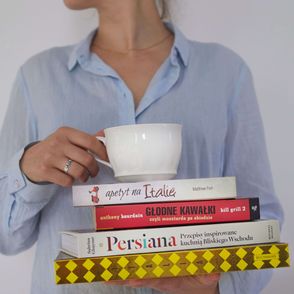 Kobieta trzymająca książki