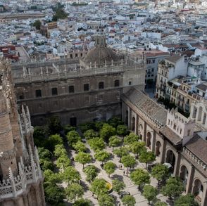 Panorama Sewilli, zielony dziedziniec kościoła (fot. Julia Zabrodzka)