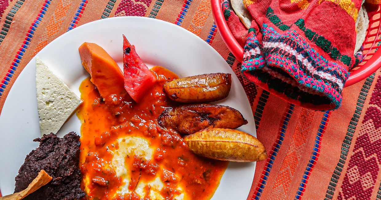 Klasyczne gwatemalskie śniadanie desayuno típico (fot. Julia Zabrodzka)