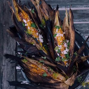 Kukurydza z grilla posypana ziołami i solą (fot. Christiann Koepke)