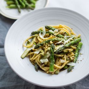 makaron ze szparagami, parmezanem i pistacjami, obiad ze szparagami dla dzieci (fot. Zuza Rożek)