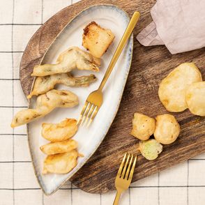 Porcja karczochów z ricottą, ziemniakami i jabłkami w cieście, włoska kuchnia (fot. Paulina Czyżewska)