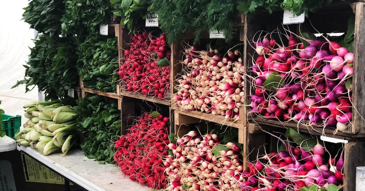 Rzodkiewki i zioła na bazarku (fot. Lance Grandhal / unsplash.com)