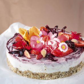 Roślinny sernik bez pieczenia z hibiskusem i sezonowymi owocami (fot. Beata Szmydki / cookcoaching.pl)