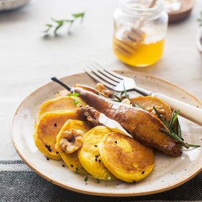 Placki z dyni, brie i gruszką polane miodem (fot. Małgorzata i Adam Zabokrzyccy / trawkacytrynowa.pl)