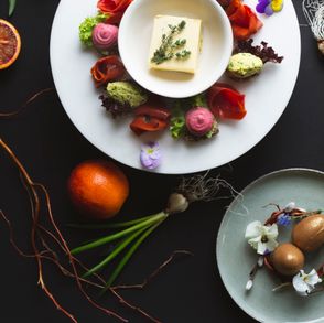 Proszę Zdrowie – Nowalijki na wegańskim labnehu z pesto z pietruszki i oliwą koperkową