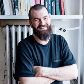 Portret Kuby Kaftańskiego, szefa kuchni The Cool Cat (fot. Michał Lichtański / mili.studio)